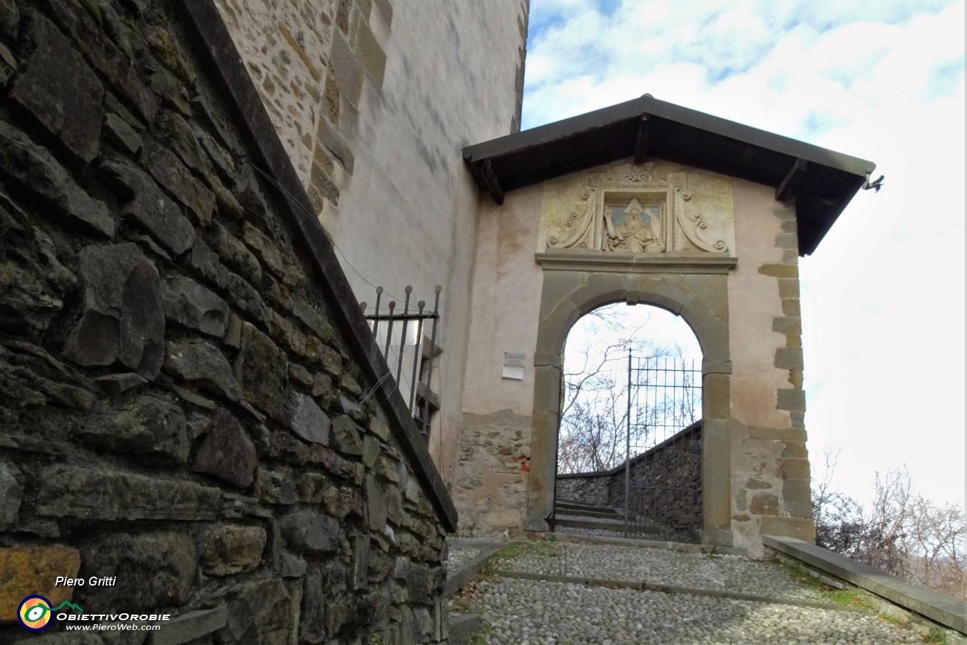18 Gradinata e portale d'ingresso al Santuario.JPG